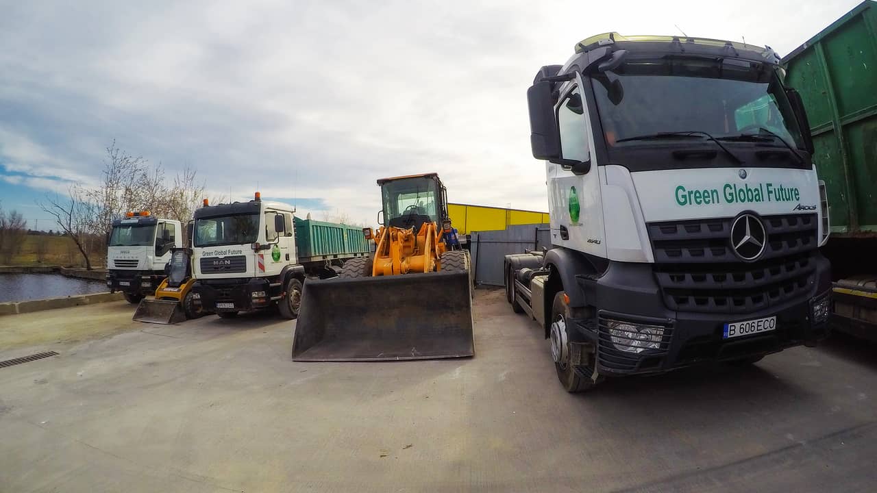 Camioane si escavatoare pentru reciclare deseuri - Greenglobal.ro