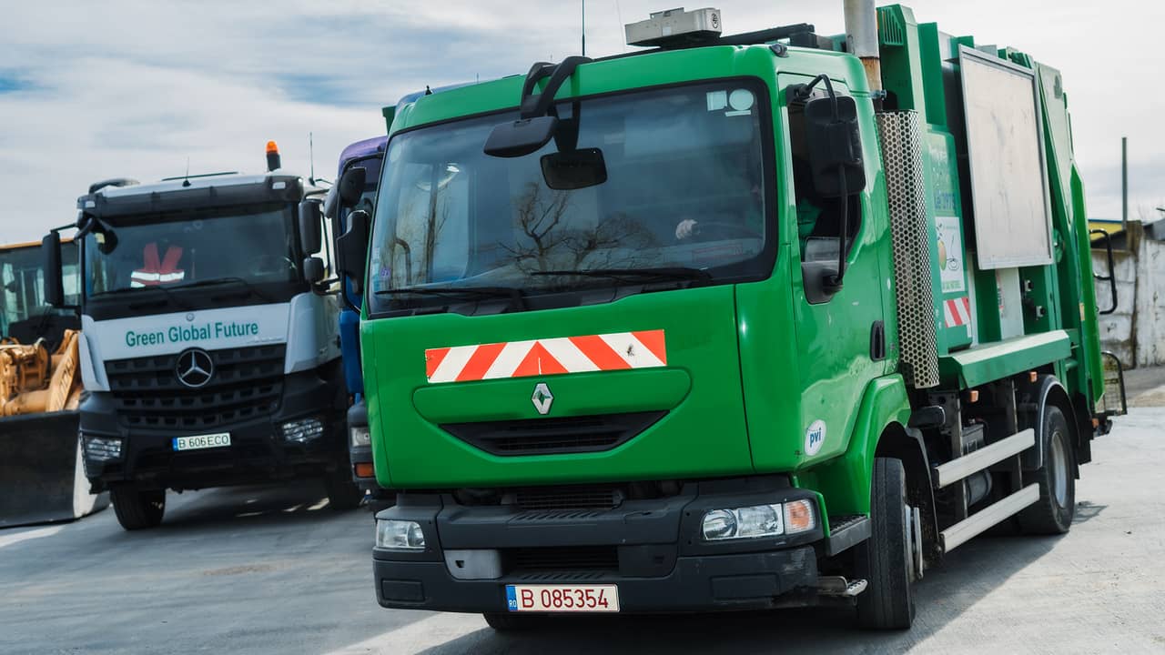 Camioane de transport deseuri cu logo-ul Green Global Future
